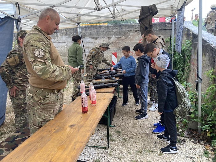 d7e736f4-d327-4552-94da-9f904ef12cdb